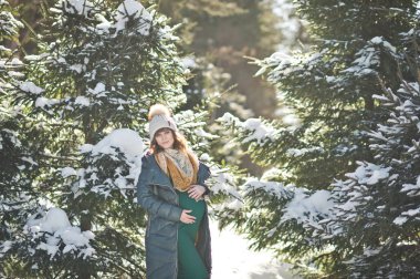 Kar covere arka plan üzerinde aşağı ceketli güzel kız