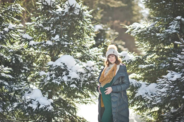 Портрет девушки в положении для прогулки среди снежного покрова — стоковое фото