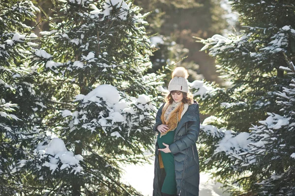 Портрет девушки в положении для прогулки среди снежного покрова — стоковое фото