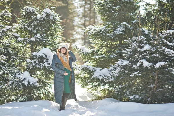 Menina bonita em uma jaqueta no fundo da capa de neve — Fotografia de Stock