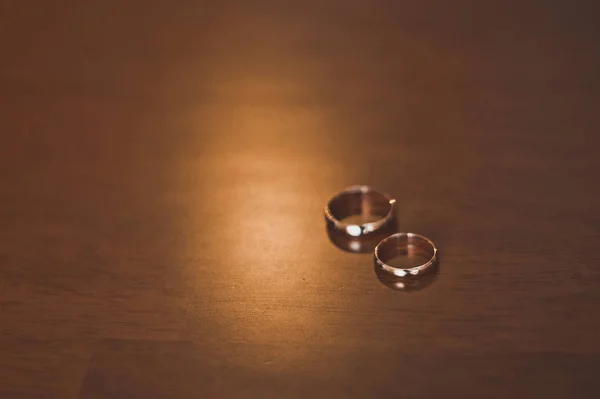 Wedding rings on a brown table 1144. — Stock Photo, Image