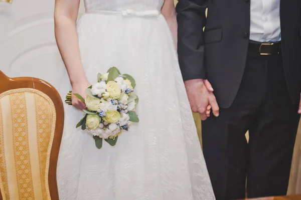 Nowożeńcy trzymać się za ręce 1153. — Zdjęcie stockowe