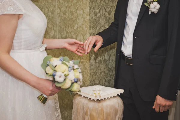 Um homem e uma mulher trocam anéis de casamento 1155 . — Fotografia de Stock