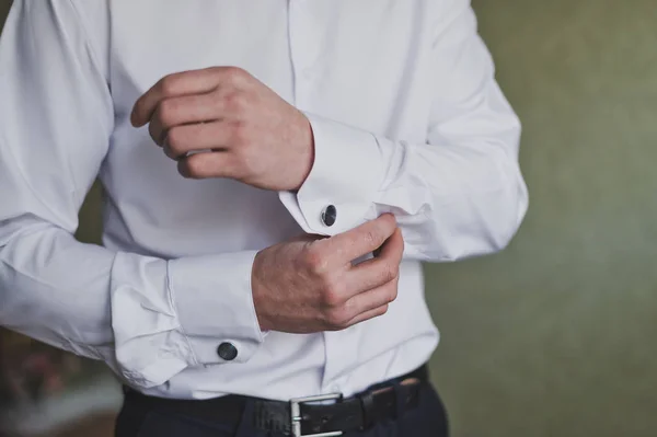 Mann knöpft Manschettenknöpfe auf dem Ärmel seines Hemdes 1182. — Stockfoto