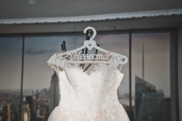 Красива Весільна Сукня Висить Люстрі — стокове фото