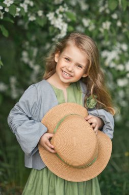 Çocuk 1815 'teki büyük portrede utangaç bir şekilde gülümsüyor..