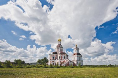 1829 yaz tarlasında arka planda iki katlı kilise..