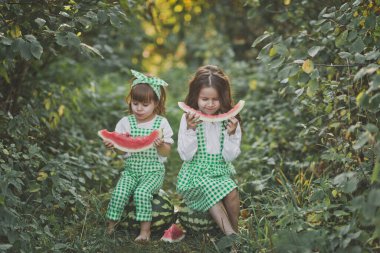 İki kız kardeş 1917 'de karpuz yiyor..
