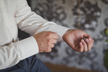 Erkekler 1930 'da beyaz bir gömleğin manşetini takar..