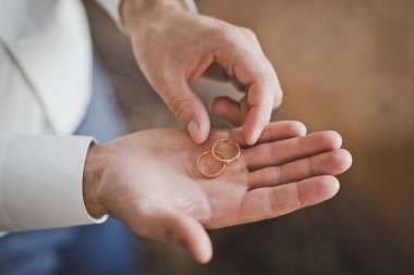 Evlilik yüzüğü erkeklerin elinde. 1934..