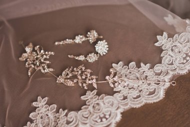 1939 'da pırıltılı küpe ve kolye şeklinde mücevherler..