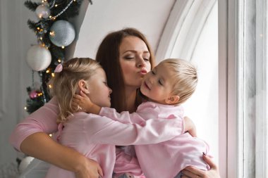 Annem, 2012 vitrininde küçük kızlarıyla oynamaktan hoşlanıyor..