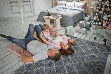 Anne, baba ve iki kız yeni yılda mutlu bir şekilde dinleniyorlar.