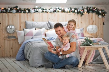 Genç bir aile yeni yıl tatili boyunca evde dinleniyor.