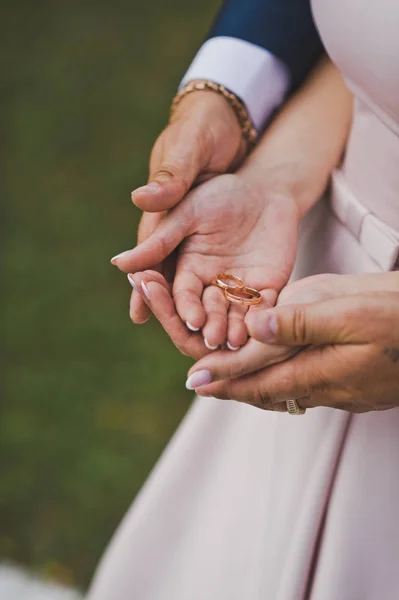 Photo of the embrace of the hands of the newlyweds 1826. — Stock Photo, Image