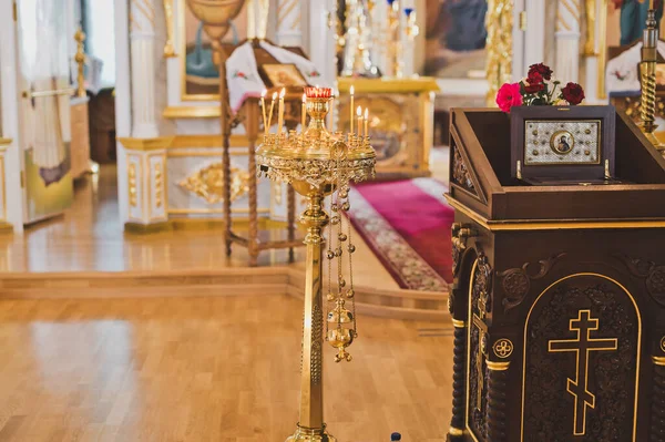 Encender velas para la salud en la Iglesia cerca del icono 1841. —  Fotos de Stock