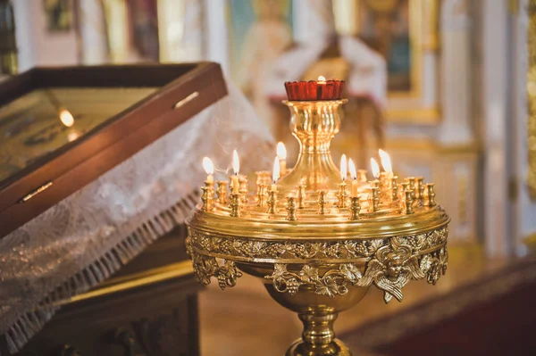 Brennende Kerzen für die Gesundheit in der Kirche in der Nähe der Ikone 1842. — Stockfoto