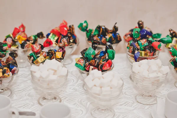 A table with vases full of sugar and candy 1851. — Stock Photo, Image