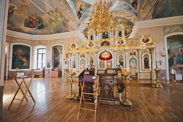 Het interieur van de landelijke Russische kerk 1867. — Stockfoto