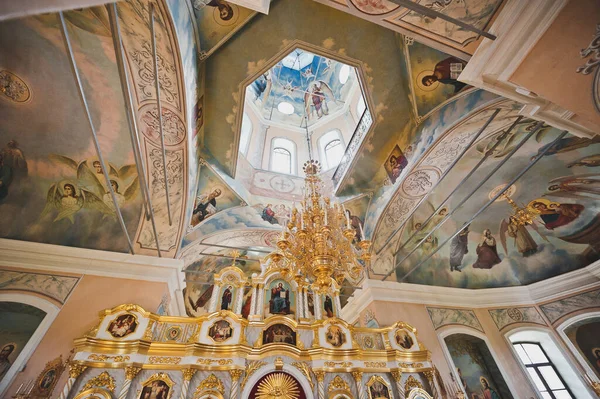 Wnętrze wiejskiego kościoła rosyjskiego 1869. — Zdjęcie stockowe
