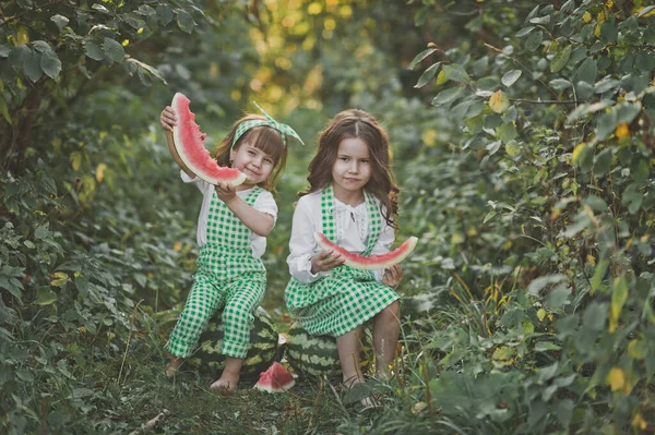 Dwie siostry o naturze jedzenia arbuza 1918. — Zdjęcie stockowe