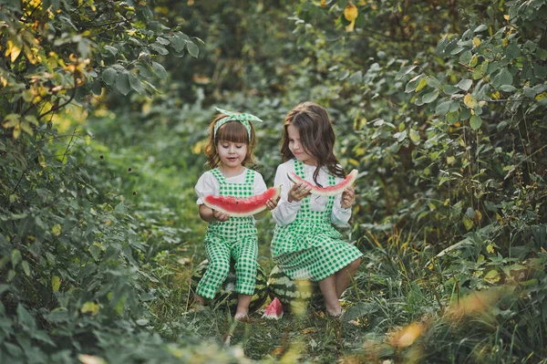 Dos hermanas sobre la naturaleza de comer sandía 1919. — Foto de Stock