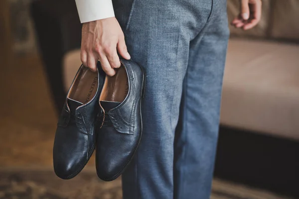 1931 'de erkeklerin elinde ayakkabılar. — Stok fotoğraf