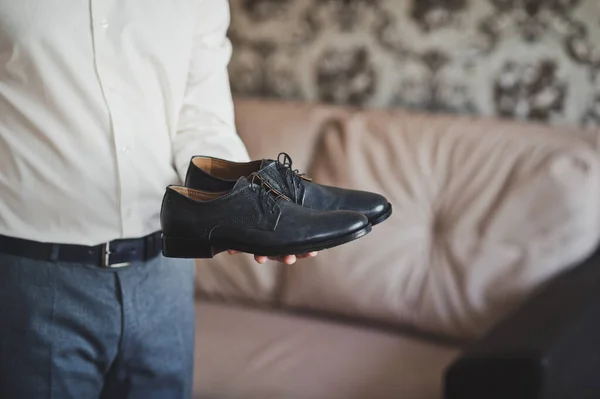 A man goes holding shoes in his hands 1932. — Stock Photo, Image