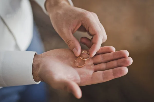 Two gold rings in mens hands 1935. — Stock Photo, Image