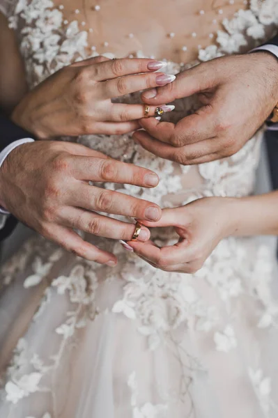 Ruce novomanželů s prsteny k sobě 1962. — Stock fotografie
