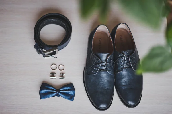 Mens shoes, belt rings and butterfly 1966. — Stock Photo, Image