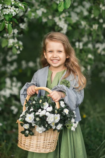 En lycklig ung flicka bär en korg med blommor 1818. Royaltyfria Stockfoton