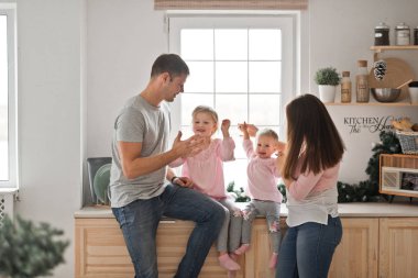 Aile yeni yıl mucizesi beklentisiyle dinleniyor.