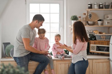 Aile yeni yıl mucizesi için dinleniyor.