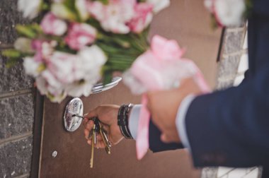 Güzel gelin buketi 2147 'ye yakın ellerinde..