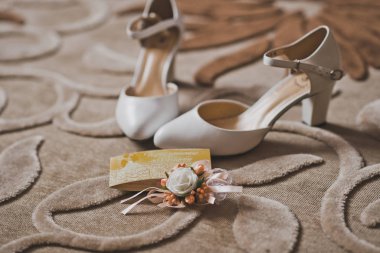 2155 ziyafetinden önce gelinin süslemesi..