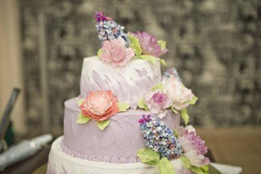 Düğün pastası ve renkli çiçekler 2213.