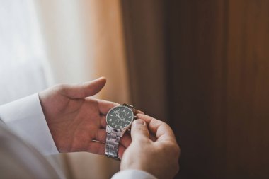 Erkekler saati 2265 'e ayarlar..