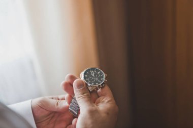 Mekanik saatleri 2266 olan erkeklerin yakın plan fotoğrafları..