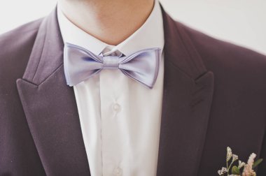 2288 numaralı papyonlu bir adamın yakın plan fotoğrafı..