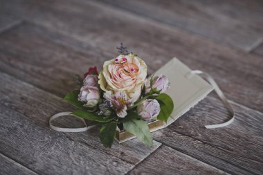 Masadaki şık yaka çiçeği 2364 numara kullanılmayı bekliyor..