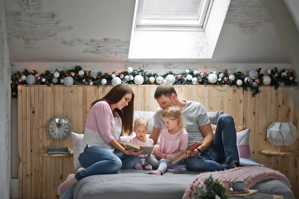 Rencontres familiales sur le lit dans les décorations de Noël 2111. — Photo