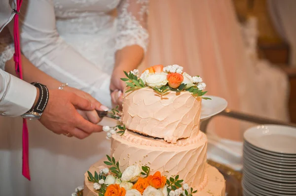 Recém-casados cortam bolo de aniversário 2134. — Fotografia de Stock