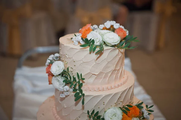 Mooie drie-tiered taart versierd met kleurrijke bloemen 2138 — Stockfoto