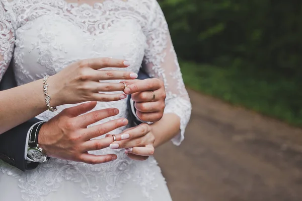 Hands of newlyweds with wedding rings 2141. — Stock Photo, Image