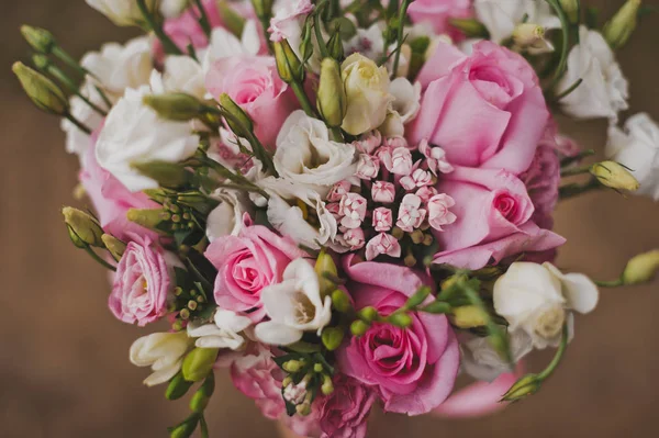 Zarter Strauß rosa und weißer Blumen in den Händen der b — Stockfoto