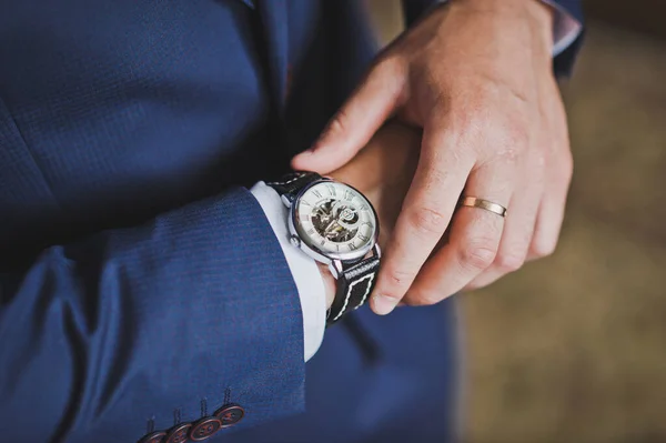 Delicate hands with wedding rings 2166. — Stock Photo, Image