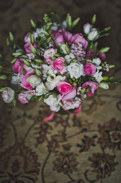 Bouquet of flowers on the chair 2169. — Stock Photo, Image