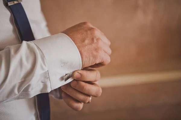 Fastening cufflinks on the sleeve of a man 2173. — Stock Photo, Image