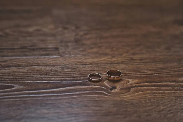 Anéis de casamento na mesa de carvalho 2190. — Fotografia de Stock